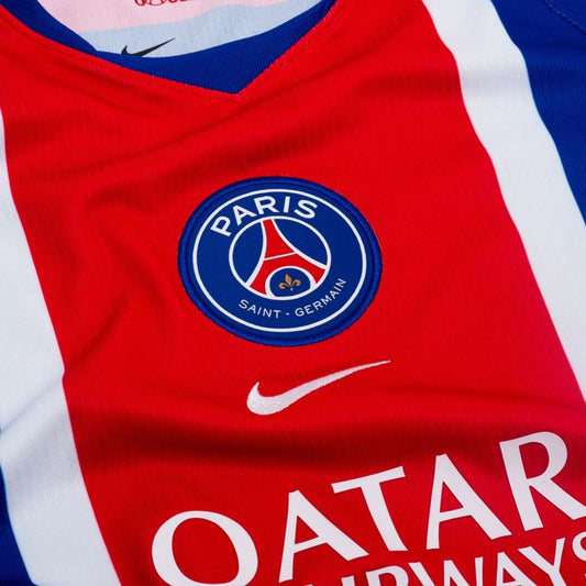 Maillot PSG Domicile 2026-2027 — Détail écusson