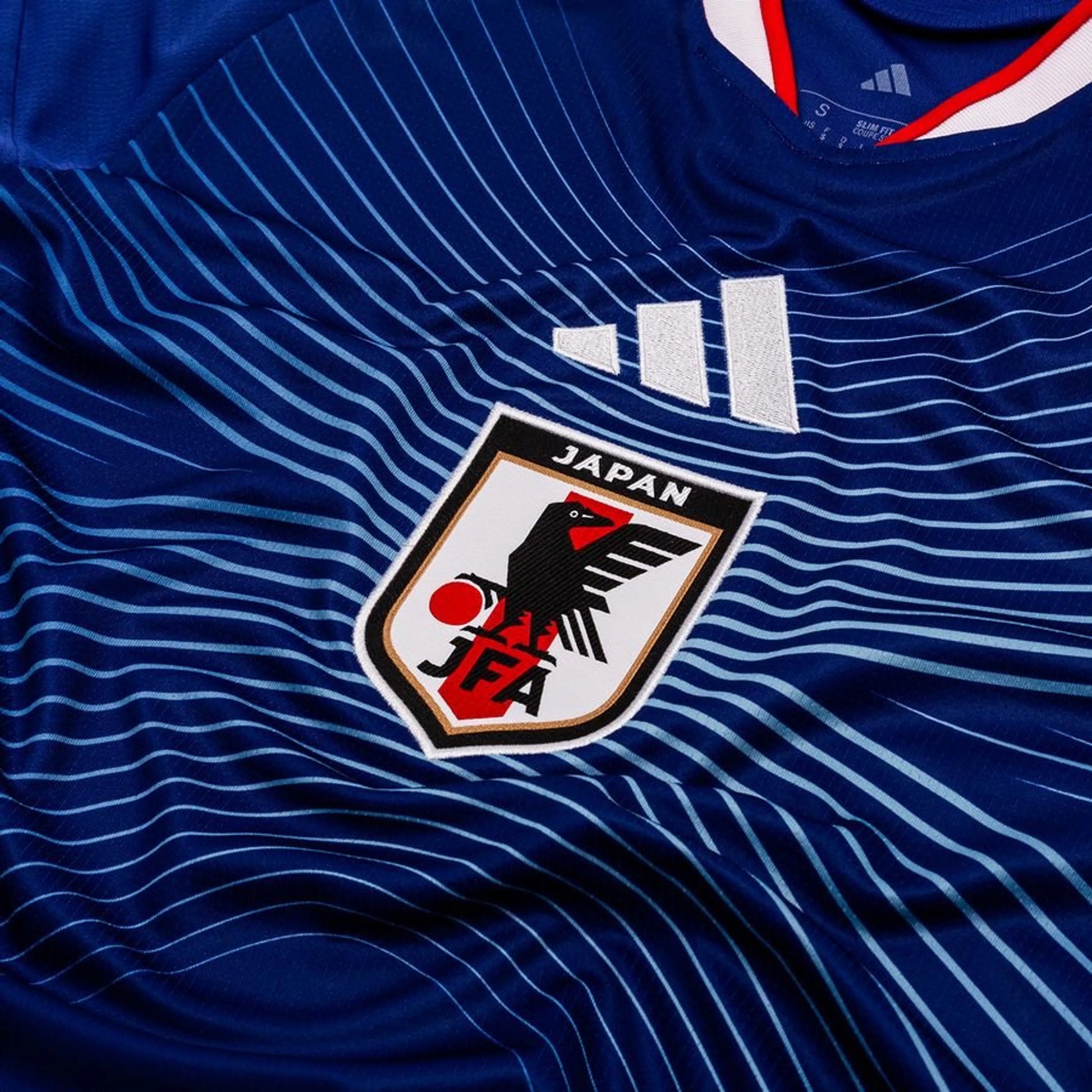 Maillot Japon Domicile Coupe du Monde 2026 — Détail écusson