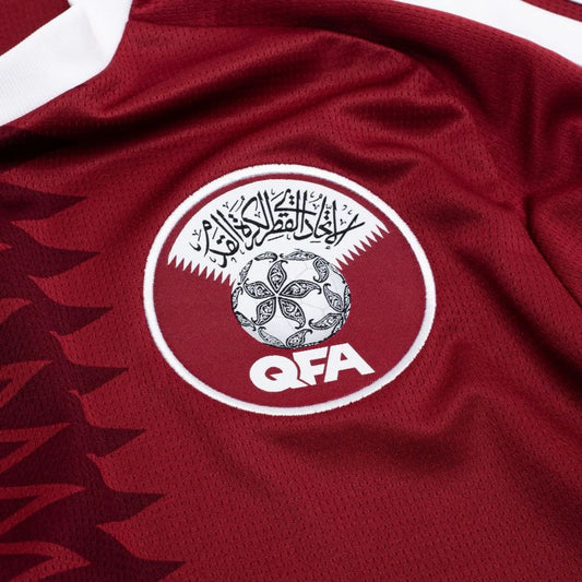 Maillot Qatar Domicile Coupe du Monde 2026 — Détail écusson