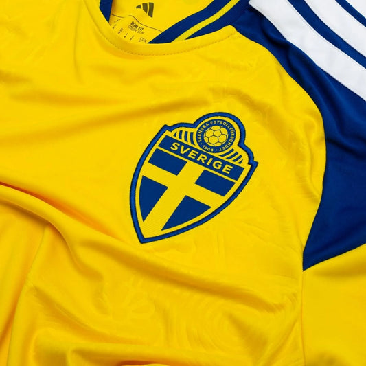 Maillot Suède Domicile Coupe du Monde 2026 — Détail écusson