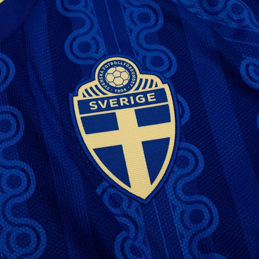 Maillot Suède Extérieur Coupe du Monde 2026 — Détail écusson